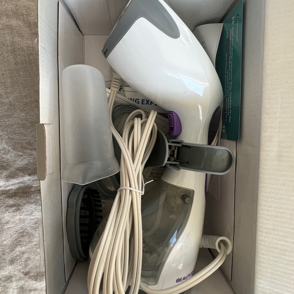 Handheld garment steamer- NEW